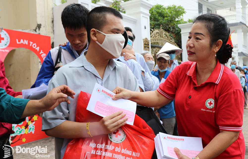 Chủ tịch Hội Chữ thập đỏ tỉnh Đỗ Thị Phước Thiện trao quà Tết cho người khiếm thị tại TP.Biên Hòa