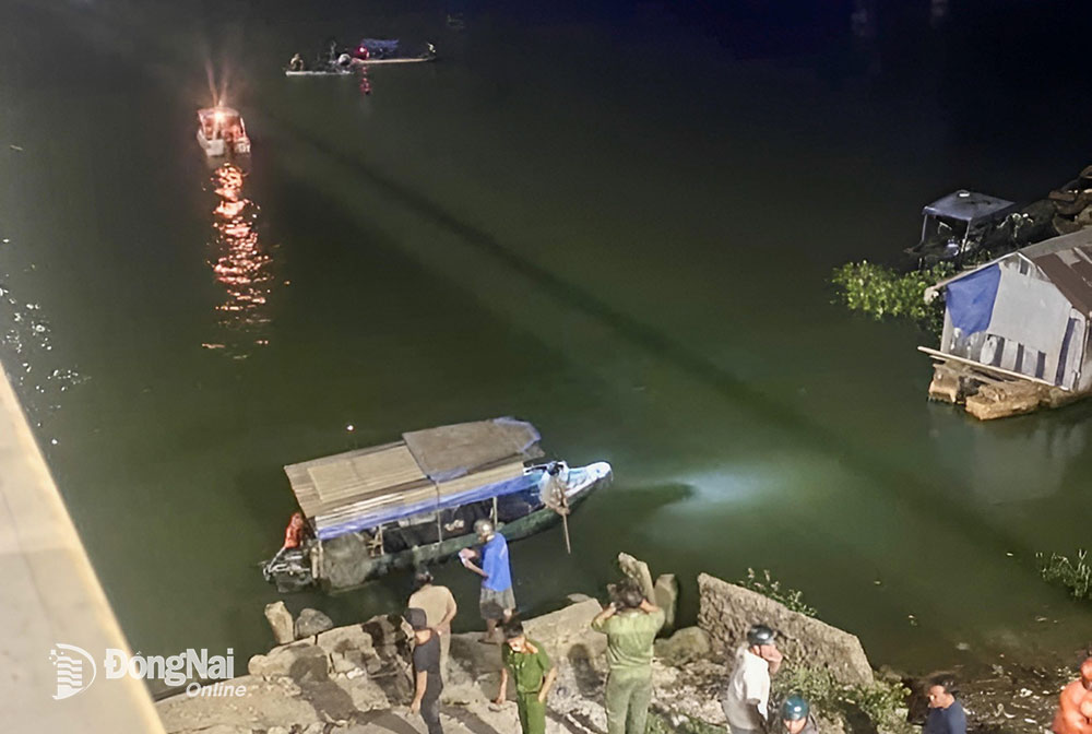 Đội Cảnh sát PCCC và cứu nạn, cứu hộ trên sông phối hợp cùng Công an P.Bửu Hòa (TP.Biên Hòa) và người dân địa phương tổ chức lặn tìm kiếm người nhảy cầu Bửu Hòa khuya 17-3. Ảnh: CTV
