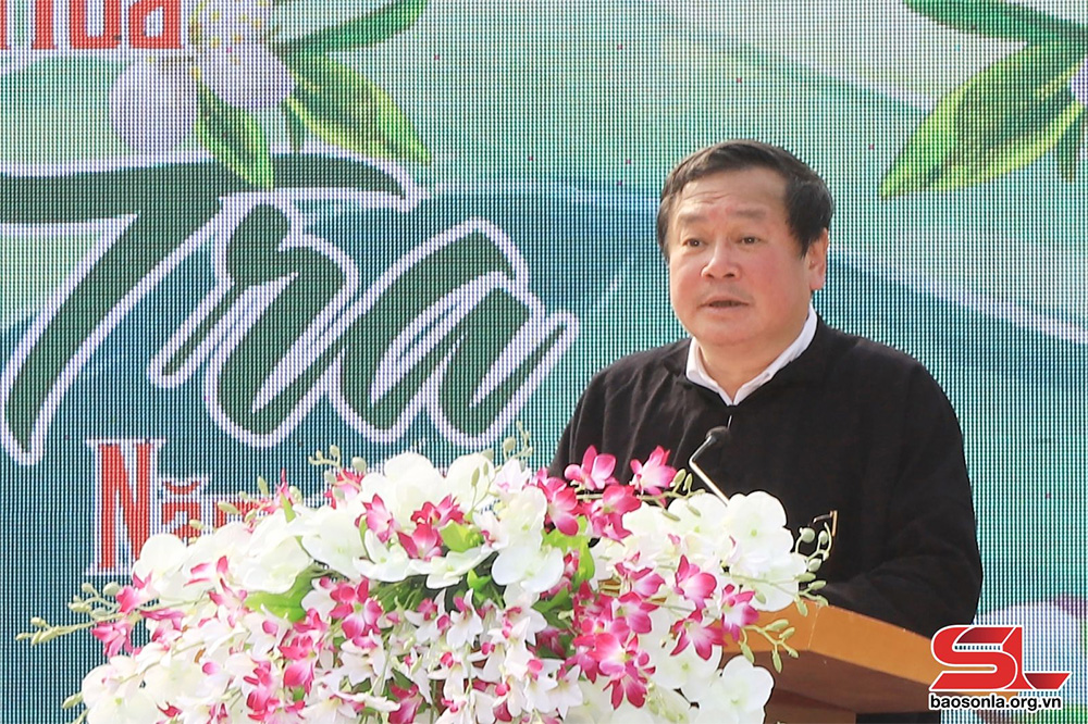 Đồng chí Vũ Đức Thuận, Bí thư Huyện ủy Mường La phát biểu khai mạc Ngày hội