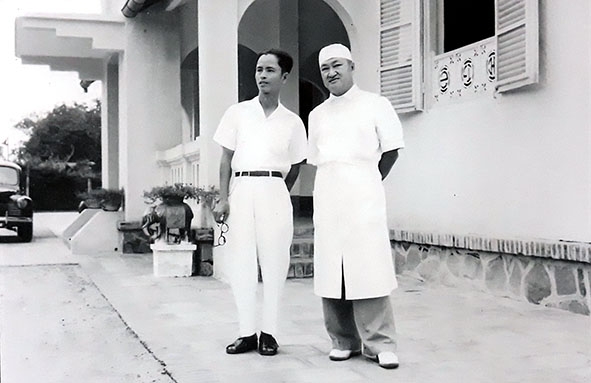 Bác sĩ Nguyễn Văn Hoài (phải) cùng thư ký