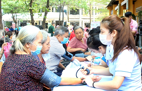 Đoàn viên thanh niên Bệnh viện Đa khoa Thống Nhất tích cực tham gia các hoạt động tình nguyện vì cộng đồng tại H.Trảng Bom. Ảnh: N.Sơn