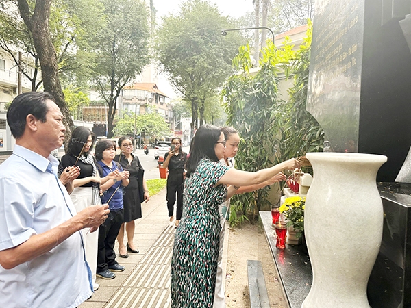 Đoàn khách của Sở VH-TTDL Đồng Nai thắp hương Bia tưởng niệm chiến sĩ Biệt động Sài Gòn