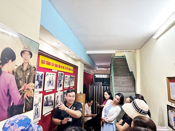 Du khách tham quan hầm chứa vũ khí bí mật của đội Biệt động Sài Gòn tại di tích Hầm chứa vũ khí