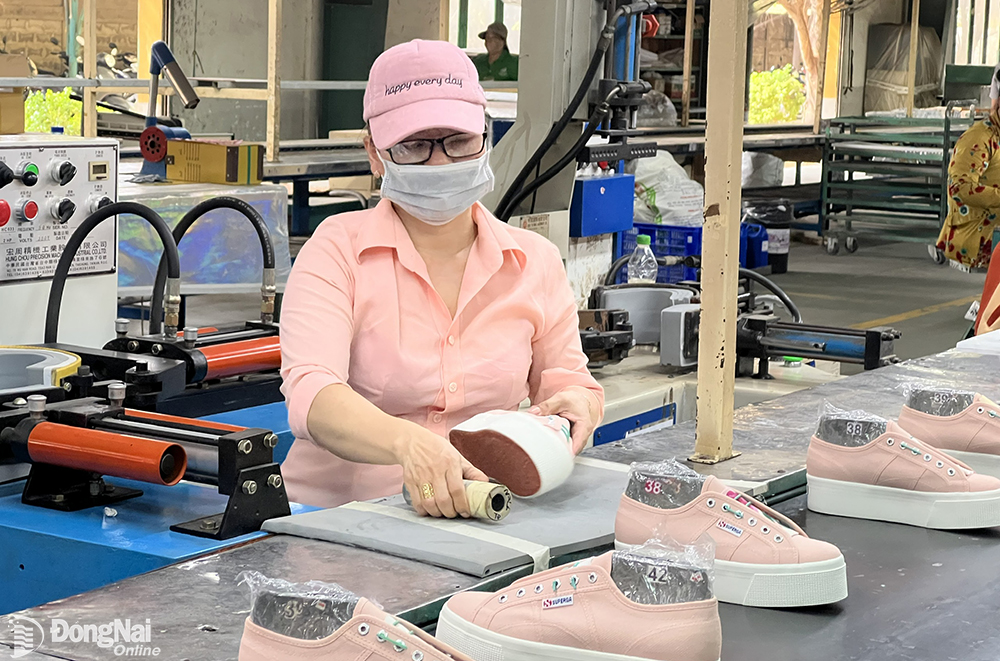 Sản xuất giày xuất khẩu tại Công ty TNHH Giày Tuấn Việt (H.Nhơn Trạch). Ảnh: U.Nhi