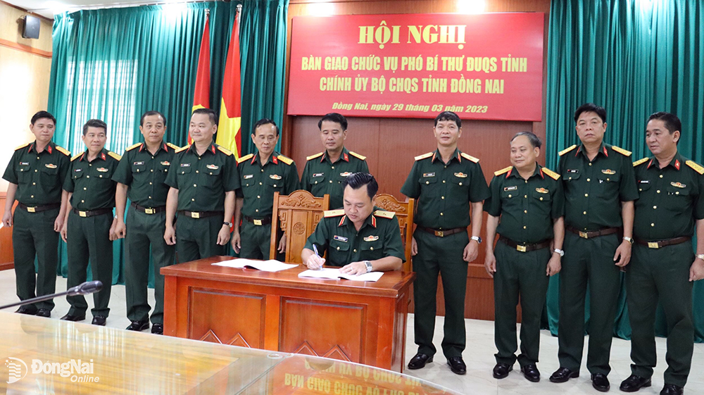Thiếu tướng Trần Vinh Ngọc ký chứng kiến bàn giao giữa đại tá Huỳnh Thanh Liêm và đại tá Bùi Đăng Ninh