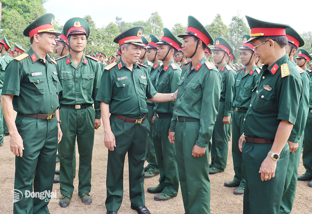 Thủ trưởng Bộ Tổng tham mưu Quân đoàn 4 động viên chiến sĩ mới huấn luyện năm 2023 tại Sư đoàn 309. Ảnh: N.Hạ