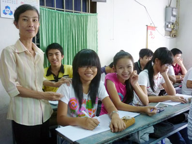 Cô Phan Thị Hạnh Dung đang dạy kèm học trò tại nhà. Ảnh: Đ. Phú