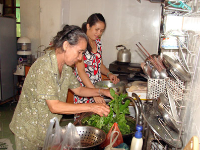 Bà Thủy, vợ ông Nguyễn Duy Công cùng con dâu làm cơm. 
