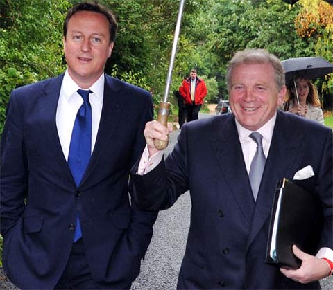 Thủ tướng Anh David Cameron và Christopher Shale. 