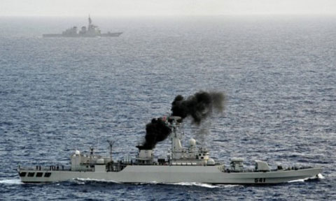 Một tàu chiến Trung Quốc (phía trước) và tàu Nhật Bản đậu gần phía nam Nhật Bản. Các tàu Trung Quốc bị cáo buộc đã quấy nhiễu nhiều tàu của các láng giềng trong các cuộc tuần tra gần đây. Ảnh: Reuters/Kyodo 