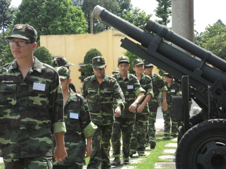 􂀜􀁈􁻍􀁣􀀠􀁫􁻳􀀠􀁱􀁵􀃢􀁮􀀠􀄑􁻙􀁩􂀝􀀠􀀭􀀠􀁓􀃢􀁮􀀠􀁣􀁨􀆡􀁩􀀠􀁭􁻛􀁩􀀠􀁣􁻧􀁡􀀠􀁨􁻍􀁣􀀠􀁳􀁩􀁮􀁨􀀠􀄐􁻓􀁮􀁧􀀠􀁎􀁡􀁩􀀮 “Học kỳ quân sự đội” – sân chơi mới của học sinh Đồng Nai  Trong ảnh: Các học sinh trong ngày khai mạc trại hè rèn luyện kỹ năng sống (11-7-2011)