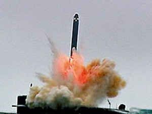 Nga phóng tên lửa đạn đạo liên lục địa Sineva từ tàu ngầm nguyên tử Briansk K-117. Ảnh minh họa. (Nguồn: Internet)