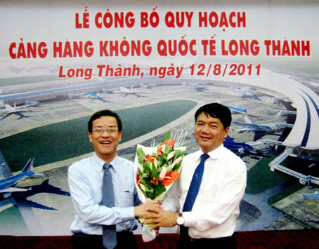 Bộ trưởng Bộ GTVT Đinh La Thăng (phải) và Chủ tịch UBND tỉnh Đinh Quốc Thái tại lễ công bố quy hoạch. Ảnh: T.N