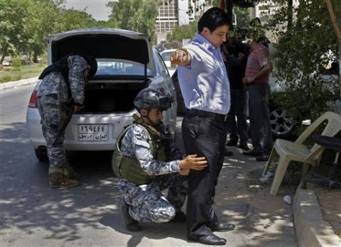 Cảnh sát Iraq tại một trạm kiểm soát an ninh ở trung tâm Baghdad.