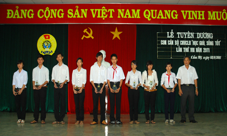 Đồng chí Nguyễn Thanh Bình, Phó bí thư thường trực Huyện ủy Cẩm Mỹ trao danh hiệu “Học giỏi - sống tốt”. Ảnh: M.M