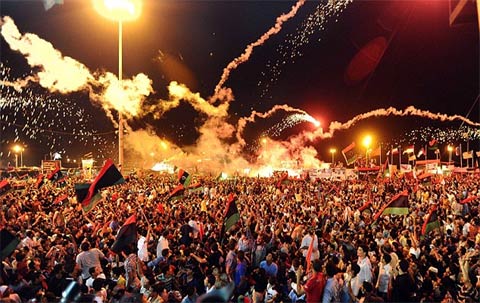 Pháo hoa nổ trên bầu trời Tripoli tối qua khi nhiều nhóm đông dân cư ăn mừng thắng lợi của quân nổi dậy. (Ảnh: EPA)