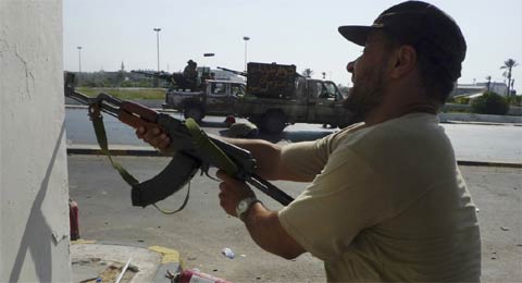 Quân nổi dậy nhanh chóng thiết lập sự kiểm soát trên toàn thủ đô, chiếm giữ nhiều cơ sở quân sự - trong số đó có một trường đào tạo sĩ quan nữ ở Tripoli. (Ảnh: Reuters)