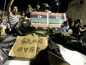 Phiến quân mừng chiến thắng tại Quảng trường Xanh (Ảnh: Getty Images)