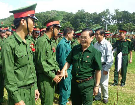 Lảnh đạo huyện Xuân Lộc động viên các tân binh của huyện nhà trong ngày nhập ngũ.