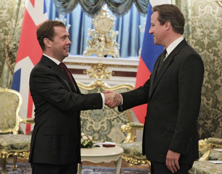 Tổng thống Nga Dmitry Medvedev (trái) tiếp Thủ tướng Anh  David Cameron