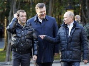 Tổng thống Medvedev (trái), Tổng thống Yanukovich (giữa) và Thủ tướng Nga Putin (phải). 