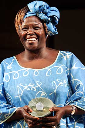 Bà Wangari Maathai.