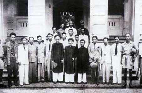 Vũ Trung Kiên Quyền Chủ tịch nước Huỳnh Thúc Kháng (người mặc áo dài đen đứng giữa) về thăm và làm việc với cán bộ lãnh đạo tỉnh Vĩnh Yên (tháng 8-1946).  Ảnh: T.L