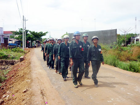 Lực lượng dân phòng trong bà con người Hoa ở Phú Lợi thường xuyên tuần tra bảo vệ địa bàn.    Ảnh: Đ.VIệt