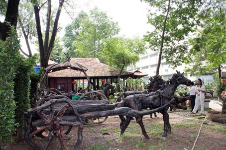Một tác phẩm nghệ thuật chế tác từ gỗ lũa trưng bày trong khuôn viên Hội quán Hội Sinh vật cảnh Đồng Nai