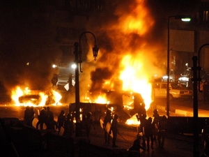 Những xe ôtô bị đốt cháy trong cuộc xung đột. (Ảnh: THX/TTXVN)