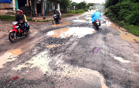 Đường sá hư hỏng chậm được sửa chữa gây mất ATGT (ảnh chụp ở huyện Nhơn Trạch).