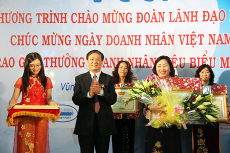 Trao giải doanh nhân tiêu biểu miền Đông Nam bộ cho bà Nguyễn Thị Lệ Hồng - Chủ tịch HĐQT kiêm TGĐ Tổng công ty công nghiệp thực phẩm Đồng Nai. Ảnh: V. Lâm