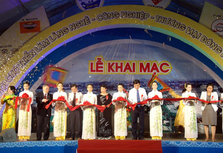 Cắt băng khai mạc hội chợ Làng nghề - công nghiệp - thương mại Đông Nam bộ 2011.