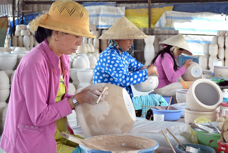 Nhiều DN gốm ở Đồng Nai xuất thân từ cơ sở sản xuất gia đình. Trong ảnh: Công nhân gốm của DNTN Tấn Phát (phường Bửu Hòa, TP. Biên Hòa). Ảnh: V.NAM      