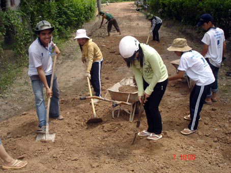 Đoàn viên thanh niên ấp 6 sửa chữa đường giao thông nông thôn. Ảnh: Thanh Cường