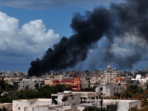 Khói bốc lên từ trung tâm thành phố Sirte ngày 13/10. (Nguồn: AFP/TTXVN)