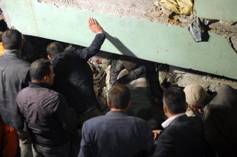Nhân viên cứu hộ và người dân tìm kiếm nạn nhân bị chôn vùi trong đống đổ nát tại huyện Ercis, tỉnh Van, Thổ Nhĩ Kỳ sau trận động đất hôm 23-10.