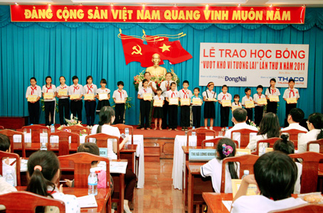 Lãnh đạo Báo Đồng Nai cùng các em học sinh tại lễ trao học bổng.               