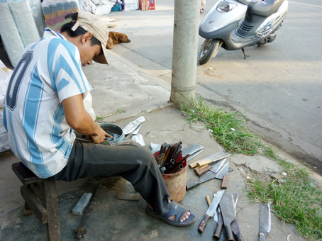 Những con dao cùn của các chị tiểu thương giúp người mài dao, kéo dạo không bị thất nghiệp.                 