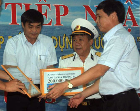 Đại tá Mai Tiến Tuyên, Chính ủy Vùng 2 Hải quân tiếp nhận quà tặng.