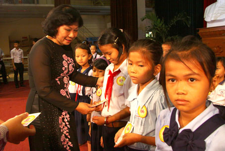 Đồng chí Bùi Ngọc Thanh trao học bổng cho các em học sinh 
