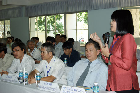 A)	Bà Võ Thị Thu Trang, Giám đốc Trung tâm xúc tiến du lịch Đồng Nai góp ý tại hội thảo