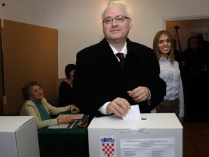 Tổng thống Croatia Ivo Josipovic bỏ phiếu tại một địa điểm bầu cử ở Zagreb. (Nguồn: AFP/TTXVN)
