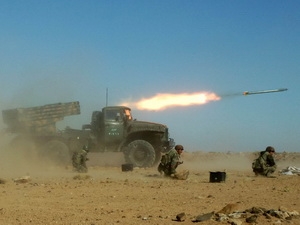 Binh sĩ quân đôi Syria tham gia cuộc tập trận bắn đạn thật. (Ảnh: AFP/TTXVN)