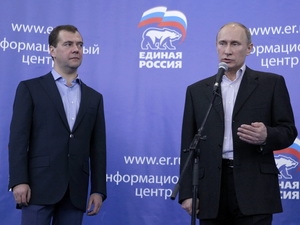 Tổng thống Nga (trái) và Thủ tướng (phải) tại trụ sở Đảng ở Matxcơva (Nga), sau khi kết thúc cuộc bầu cử Hạ viện Nga. (Ảnh: THX/TTXVN)