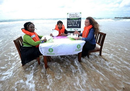Các nhà hoạt động của tổ chức Oxfam biểu tình chống biến đổi khí hậu tại Durban, Nam Phi.