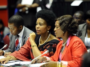 Ngoại trưởng Nam Phi, Chủ tịch COP 17 Maite Nkoana-Mashabane (giữa) tại phiên thảo luận cuối cùng của Hội nghị. 