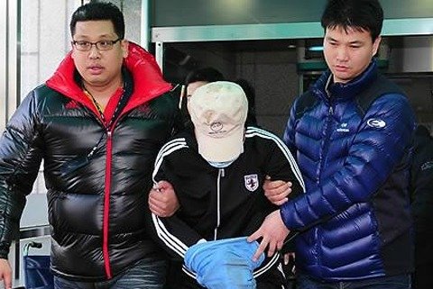 Viên thuyền trưởng người Trung Quốc (giữa) bị cảnh sát Hàn Quốc dẫn giải. (Ảnh: Yonhap) 