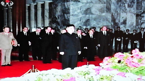 Ông Kim Jong Un đứng trước thi hài cha (Nguồn: AFP)