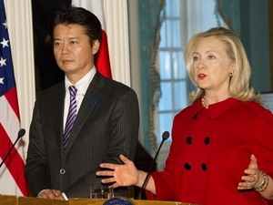 Ngoại trưởng Nhật Bản Koichiro Gemba và Ngoại trưởng Mỹ Hilary Clinton. (Nguồn: Getty Images)